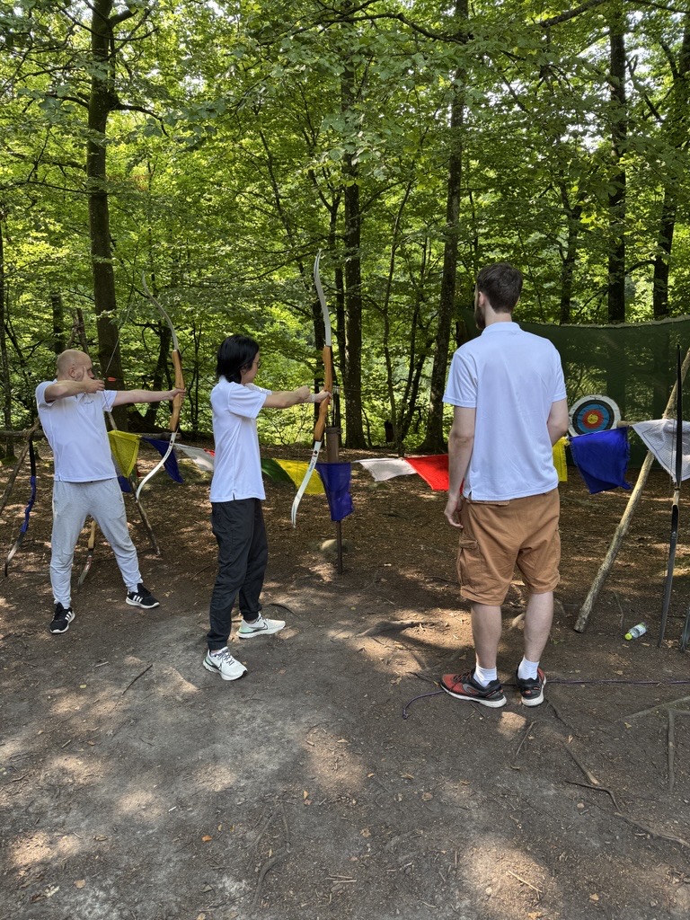 Das NorrLab-Team spielt an einem Teamtag Minigolf im Wald